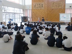 篠山ストーリーテリングの方が子どもたちに読み聞かせをしていただいています