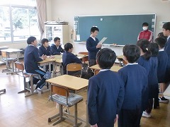 4年生に説明をしている様子