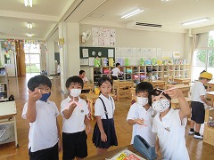 指の先でトンボが飛びました