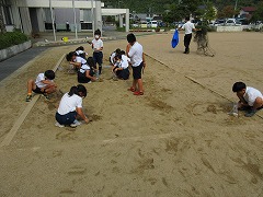 砂場の砂を袋に入れて・・・